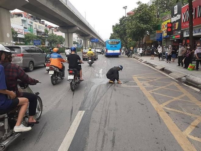 Hinh anh nguoi dan ong lau chui vet dau loang tren duong Nguyen Trai nhan nhieu loi khen ngoi - Hinh anh 1