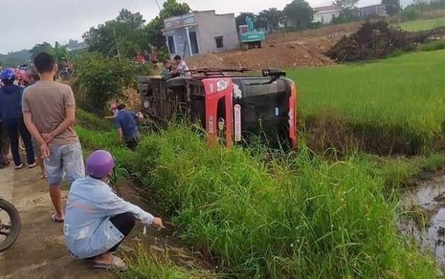 Tai nan giao thong moi nhat hom nay 10/9: Dung cho den do, nguoi dan ong bi xe tai tong tu vong - Hinh anh 2