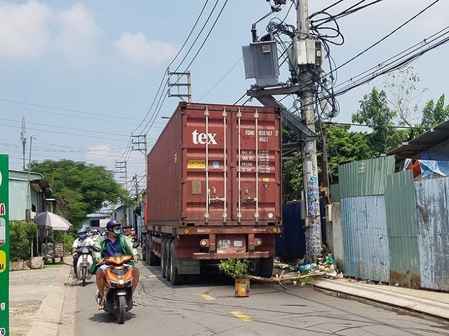 Tai nan giao thong moi nhat hom nay 11/9: Phong xe toc do cao, nam thanh nien tu vong tai cho - Hinh anh 4