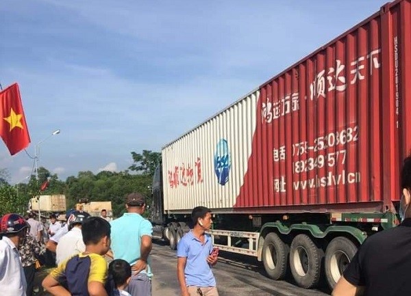 Ha Tinh: Va cham voi xe container, 2 nguoi di xe may thuong vong - Hinh anh 1