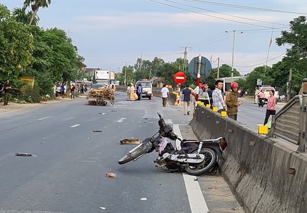 Ha Tinh: Va cham voi xe cuu thuong, nguoi phu nu tu vong tai cho - Hinh anh 1