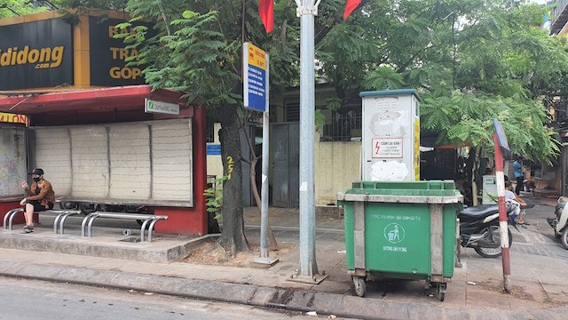 Ha Noi: Rac “duoi sach” khach tai nhieu diem dung xe buyt - Hinh anh 2