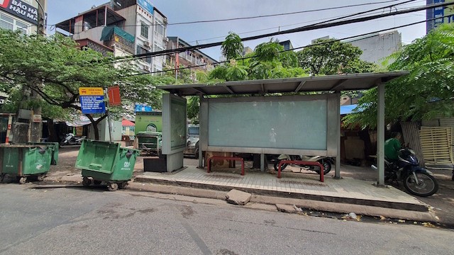 Ha Noi: Rac “duoi sach” khach tai nhieu diem dung xe buyt - Hinh anh 1