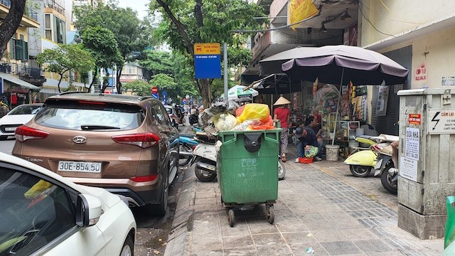 Ha Noi: Rac “duoi sach” khach tai nhieu diem dung xe buyt - Hinh anh 4