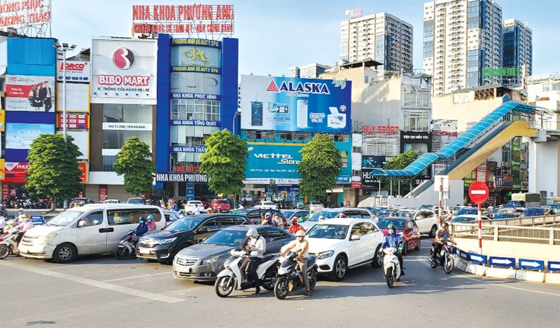 Tiep bai “Giao thong tai nut giao Nguyen Trai - Khuat Duy Tien: Roi nhu canh he”: Canh sat giao thong neu bat cap tai nut giao 3 tang - Hinh anh 1