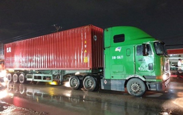 Tai nan giao thong moi nhat hom nay 15/9: Be gai 3 tuoi bi xe container can chet - Hinh anh 1