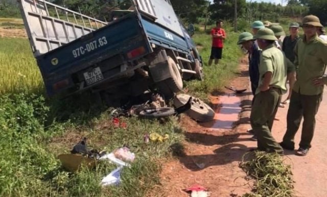 Tin tuc tai nan giao thong moi nhat hom nay 16/9: Xe tai dam truc dien xe may, 1 phu nu tu vong - Hinh anh 1