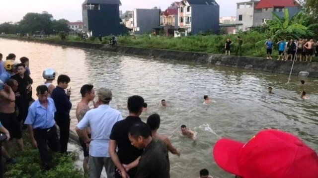 Xe may cho 4 nguoi mat lai, 3 nguoi roi xuong kenh nuoc tu vong - Hinh anh 1