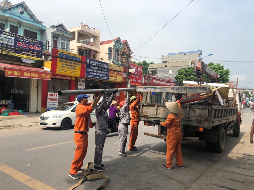 Ha Noi: Giai toa vi pham hanh lang an toan giao thong doc Quoc lo 32 tai huyen Ba Vi - Hinh anh 6