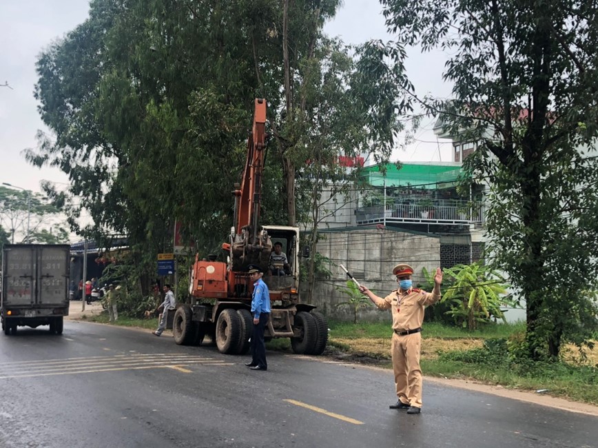 Ha Noi: Giai toa vi pham hanh lang an toan giao thong doc Quoc lo 32 tai huyen Ba Vi - Hinh anh 7