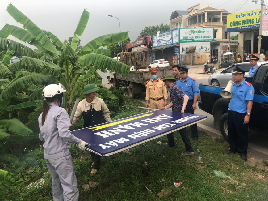 Ha Noi: Giai toa vi pham hanh lang an toan giao thong doc Quoc lo 32 tai huyen Ba Vi - Hinh anh 5