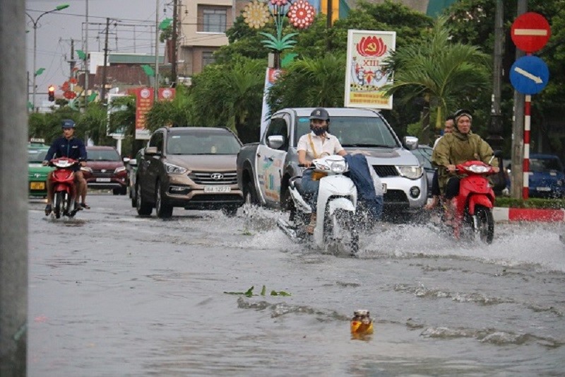 Cac tuyen duong lon tai TP Ha Tinh bi ngap sau, giao thong bi chia cat sau bao so 5 - Hinh anh 2