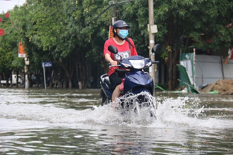 Cac tuyen duong lon tai TP Ha Tinh bi ngap sau, giao thong bi chia cat sau bao so 5 - Hinh anh 1