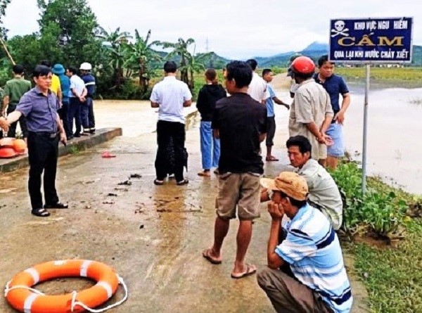 Lieu linh dieu khien xe may qua cau tran, nguoi dan ong bi nuoc lu cuon troi - Hinh anh 1