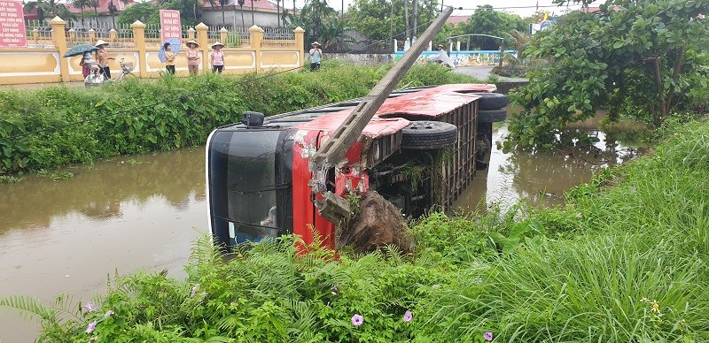 Hai Phong: Xe khach lao xuong muong nuoc, 3 nguoi may man thoat chet - Hinh anh 1