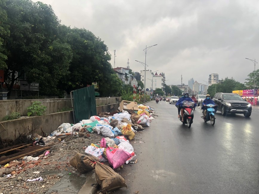 Ha Noi: Rac thai tran lan tai tuyen duong Nghi Tam - Au Co - Hinh anh 4