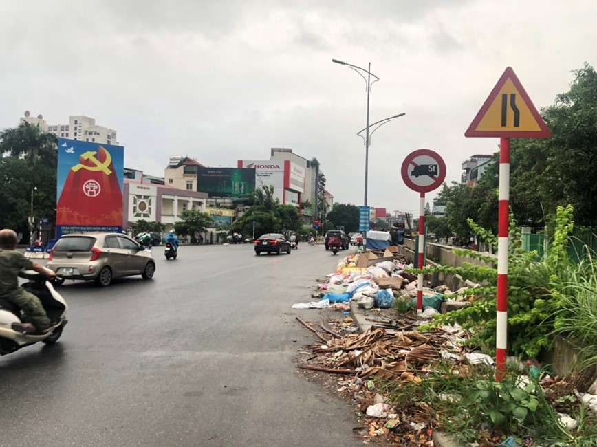 Ha Noi: Rac thai tran lan tai tuyen duong Nghi Tam - Au Co - Hinh anh 1