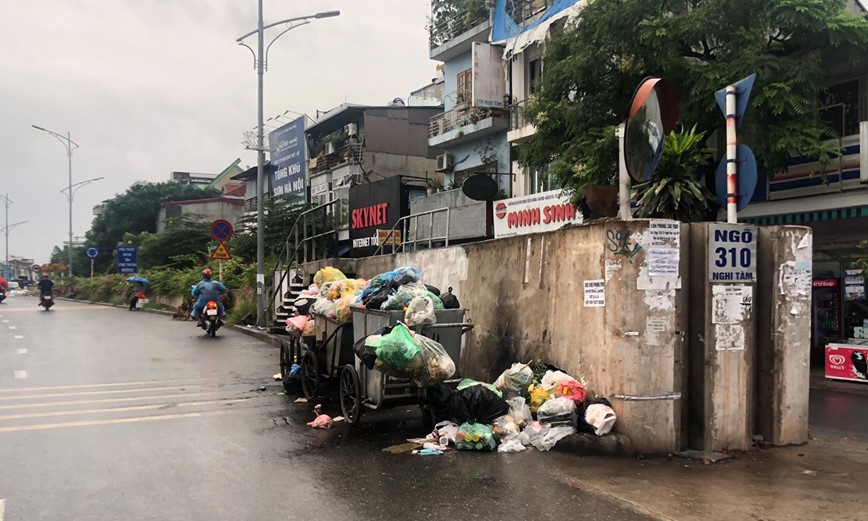 Ha Noi: Rac thai tran lan tai tuyen duong Nghi Tam - Au Co - Hinh anh 6