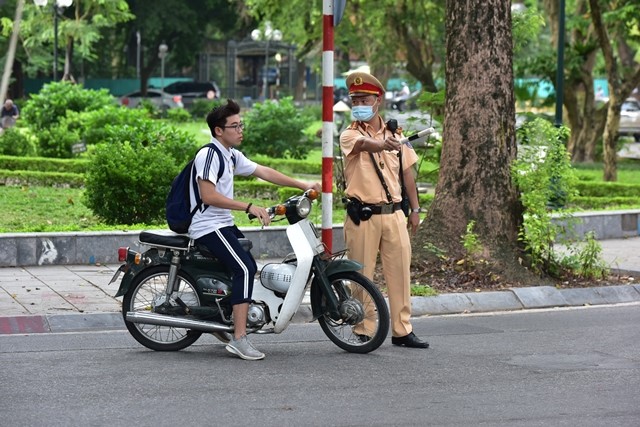 Ha Noi: Ra quan xu ly hoc sinh, sinh vien vi pham luat giao thong - Hinh anh 2