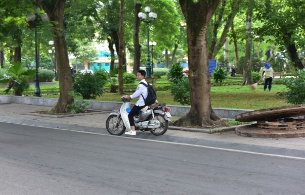 Ha Noi: Ra quan xu ly hoc sinh, sinh vien vi pham luat giao thong - Hinh anh 3