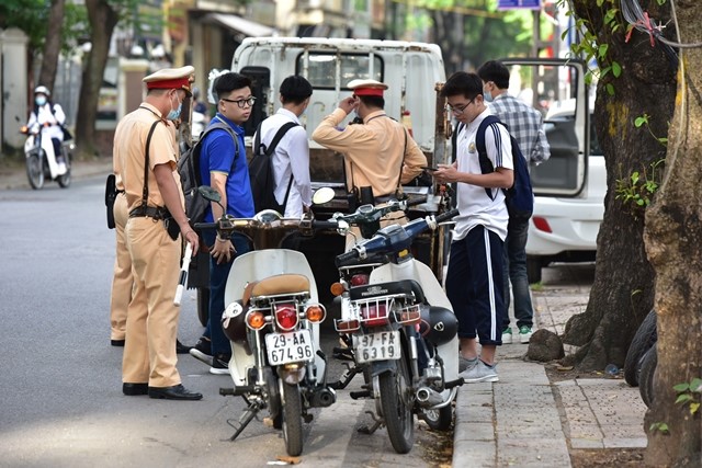 Ha Noi: Ra quan xu ly hoc sinh, sinh vien vi pham luat giao thong - Hinh anh 6