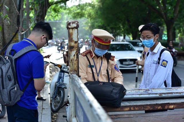 Ha Noi: Ra quan xu ly hoc sinh, sinh vien vi pham luat giao thong - Hinh anh 7