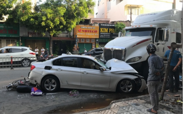 Tai nan giao thong moi nhat hom nay 22/9: Xe container tong o to BMW - Hinh anh 1