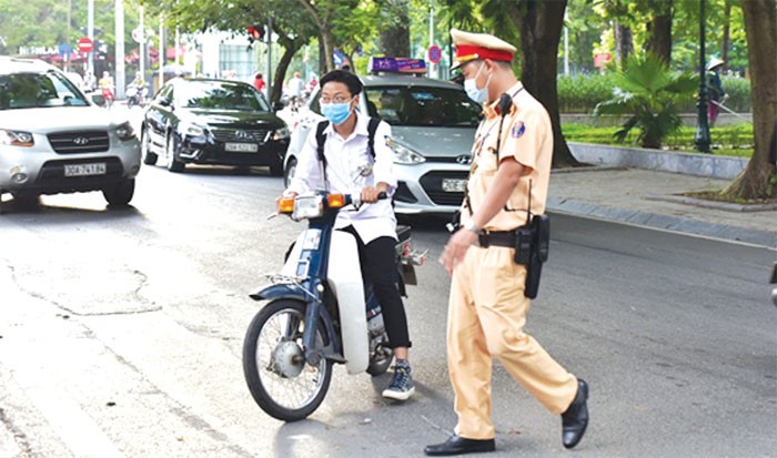 Phu huynh giao xe may cho hoc sinh den truong: Loi bat cap hai - Hinh anh 1