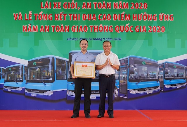 Tai xe xe buyt soi noi tranh tai lai xe gioi, an toan 2020 - Hinh anh 3