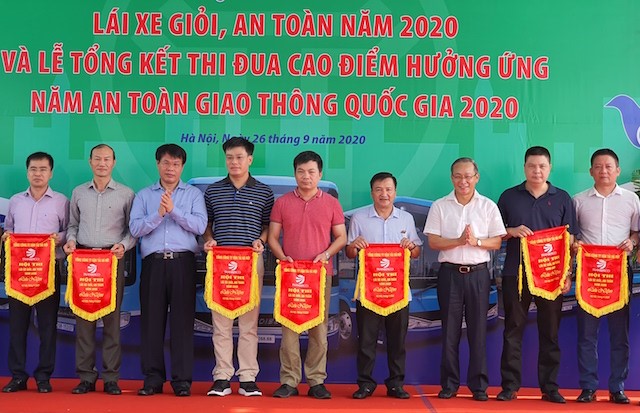 Tai xe xe buyt soi noi tranh tai lai xe gioi, an toan 2020 - Hinh anh 4