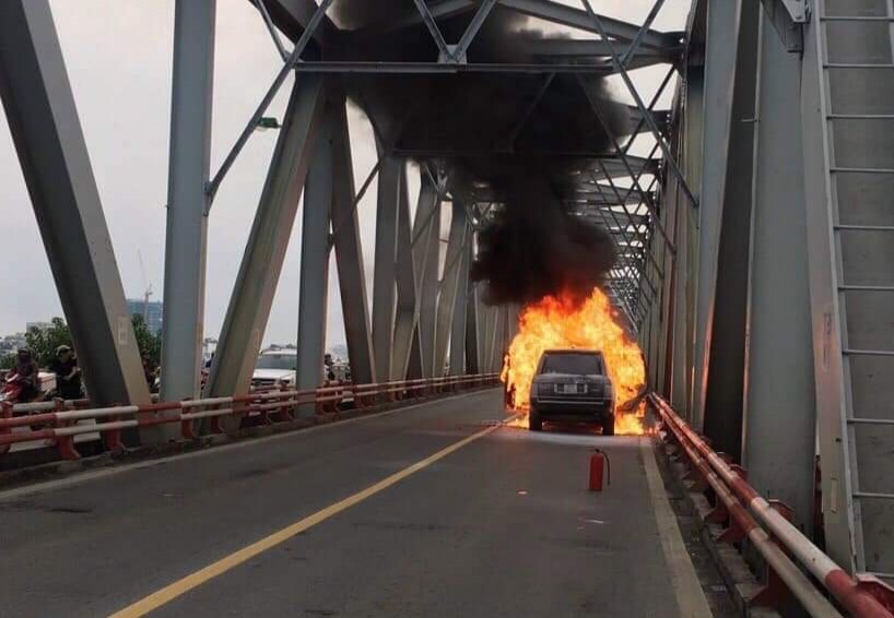 Ha Noi: O to Range Rover boc chay du doi tren cau Chuong Duong - Hinh anh 2