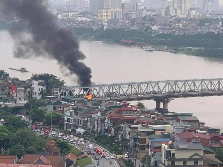 Ha Noi: O to Range Rover boc chay du doi tren cau Chuong Duong - Hinh anh 1