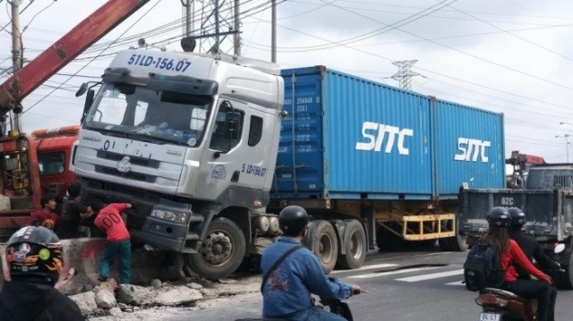 Tin tuc tai nan giao thong moi nhat hom nay ngay 28/9: Xe container boc chay tren Quoc lo 1 - Hinh anh 2