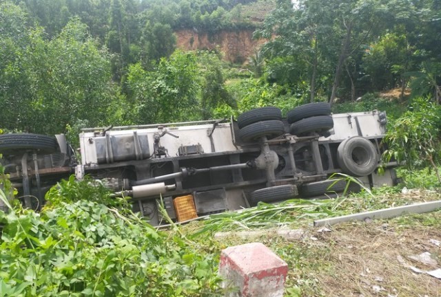 Tin tuc tai nan giao thong moi nhat hom nay 30/9: Dung di ve sinh, tai xe bi xe de tu vong - Hinh anh 1