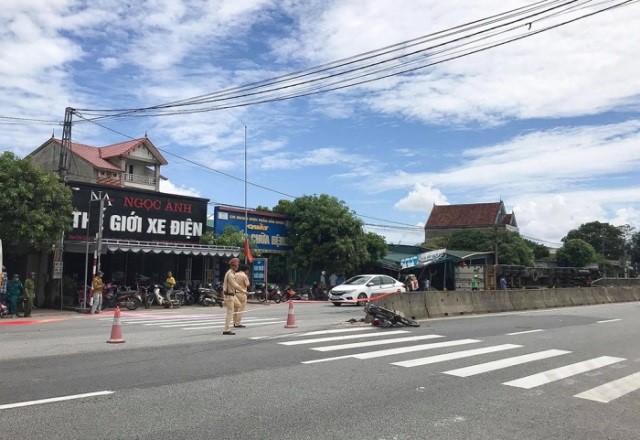 Tin tuc tai nan giao thong moi nhat hom nay 30/9: Dung di ve sinh, tai xe bi xe de tu vong - Hinh anh 2