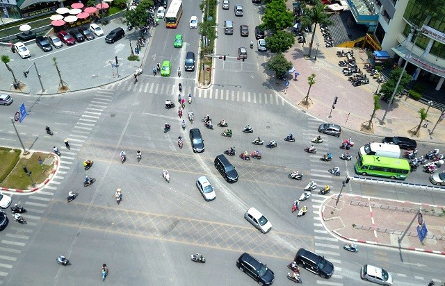 Nut Le Van Luong - Hoang Minh Giam: Can mot cay cau vuot - Hinh anh 1