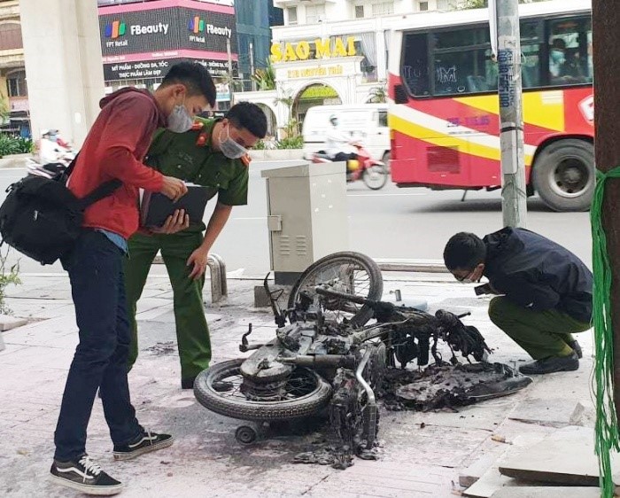 Ha Noi: Lam ro vu xe may chay tro khung tren duong Nguyen Trai luc rang sang - Hinh anh 1