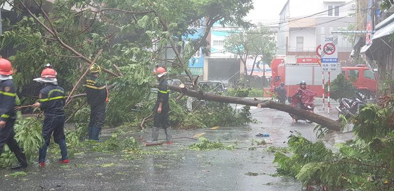 Da Nang: Mua to gio lon khien 3 nguoi mat tich, duong pho ngap nuoc - Hinh anh 5