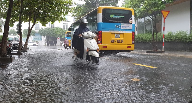 Da Nang: Mua to gio lon khien 3 nguoi mat tich, duong pho ngap nuoc - Hinh anh 3