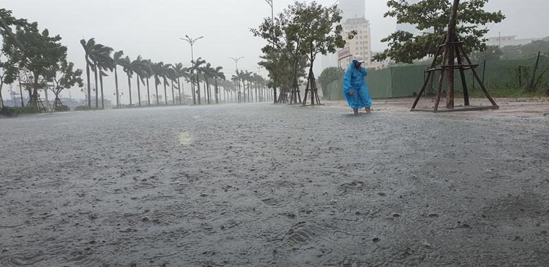 Da Nang: Mua to gio lon khien 3 nguoi mat tich, duong pho ngap nuoc - Hinh anh 2