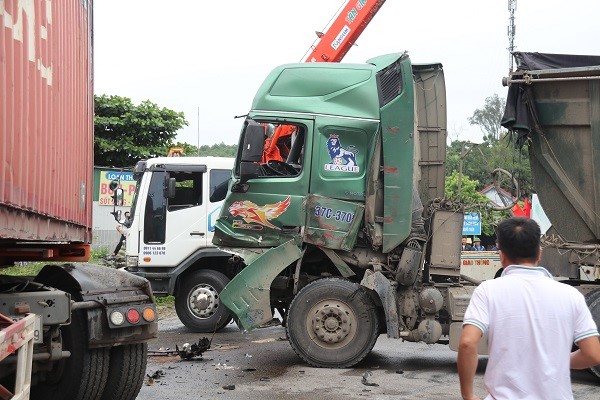 Ha Tinh: Xe “ho vo” dau dau xe container, 2 tai xe may man thoat chet - Hinh anh 2