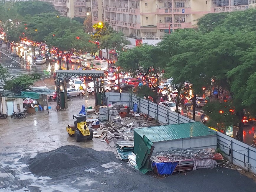 Ha Noi: Mua lon khien nhieu tuyen duong un tac, nguoi dan “chat vat” ve nha - Hinh anh 2