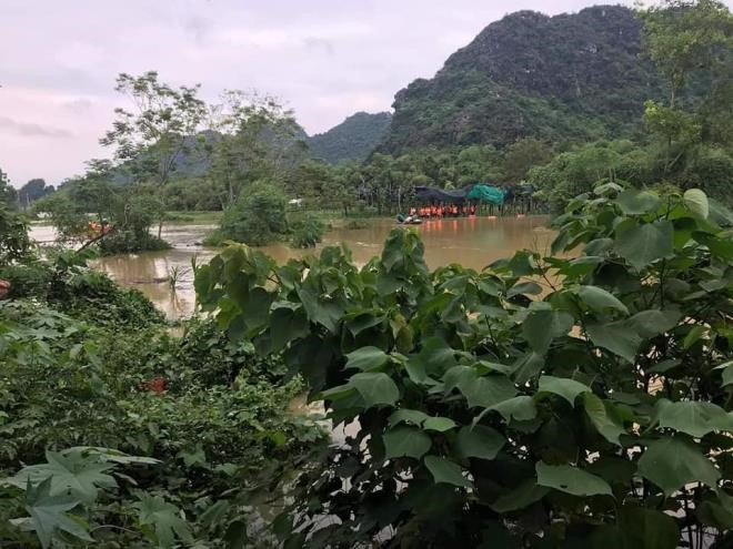 Ninh Binh: Hai hoc sinh bi lu cuon troi khi di qua duong ngap - Hinh anh 1