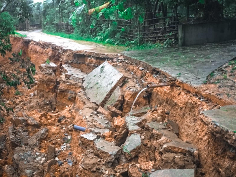 Ha Tinh: Mua lon khien nhieu tuyen duong, bo bien bi sat lo nghiem trong - Hinh anh 1