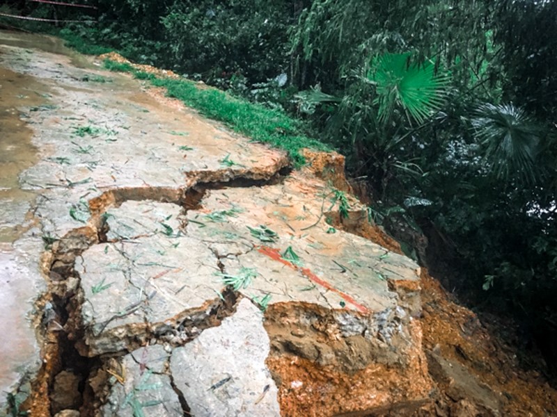 Ha Tinh: Mua lon khien nhieu tuyen duong, bo bien bi sat lo nghiem trong - Hinh anh 2