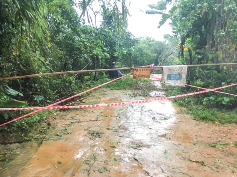 Ha Tinh: Mua lon khien nhieu tuyen duong, bo bien bi sat lo nghiem trong - Hinh anh 3