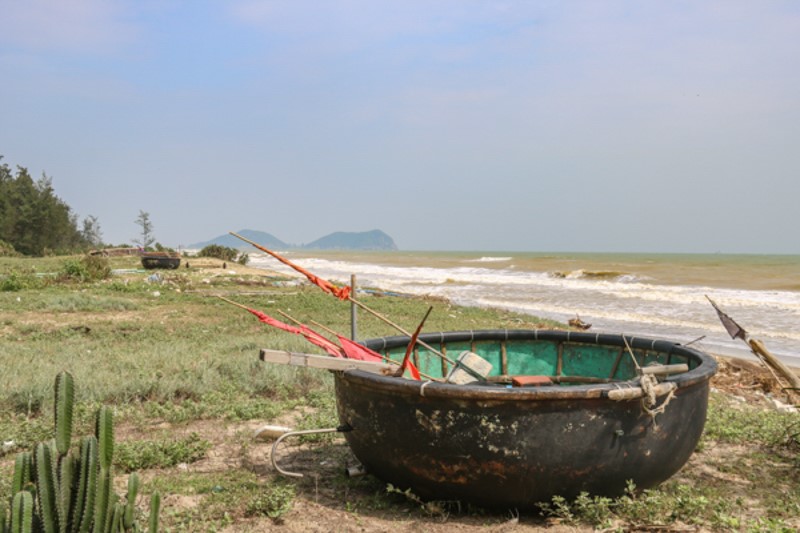 Ha Tinh: Mua lon khien nhieu tuyen duong, bo bien bi sat lo nghiem trong - Hinh anh 6