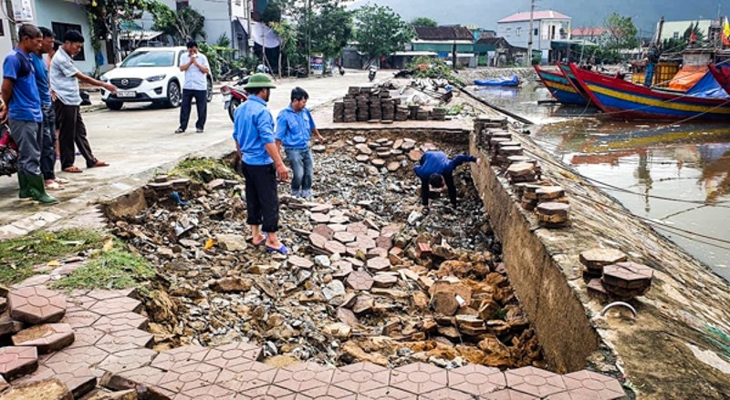 Ha Tinh: Mua lon khien nhieu tuyen duong, bo bien bi sat lo nghiem trong - Hinh anh 7