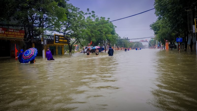 TP Ha Tinh: Nhieu tuyen duong ngap sau, “xe hop” ngam minh trong bien nuoc - Hinh anh 4