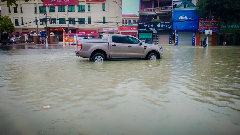 TP Ha Tinh: Nhieu tuyen duong ngap sau, “xe hop” ngam minh trong bien nuoc - Hinh anh 7